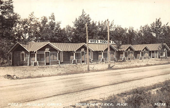 Hoyers Resort (Fords Modern Cabins, Shangri-La Log Cabin Resort, Bentons) - Vintage Postcard